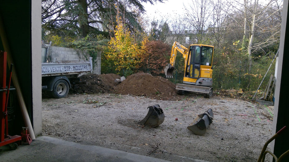 Dans le fond de l'atelier, préparation de l'extension pour le magasin de pièces détachées